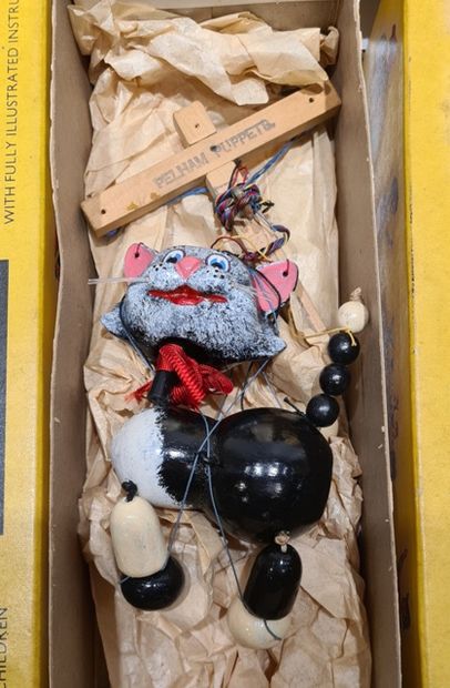 null set of 6 English Pelham Puppets, with the horse, the clown, the cat...

 Rare...