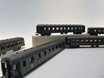 null French quality manufacturing (6) main line cars, 4 axles, new SNCF in original...