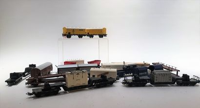 null MÄRKLIN (13) wagons de marchandises divers dont 3 portes-containers (G)