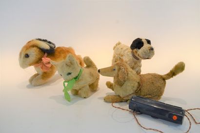null Mechanical toys (4) including a plush battery filoguide, 60's, + a plush dog...