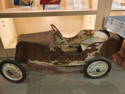 null French made, pedal car, in red sheet metal, 30's, wreck, Lg, +/- 96cm