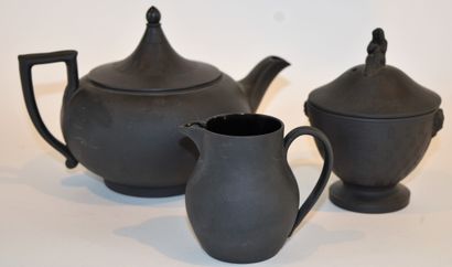 null WEDGWOOD, tea set composed of a teapot, a sugar pot and a milk jug in black...