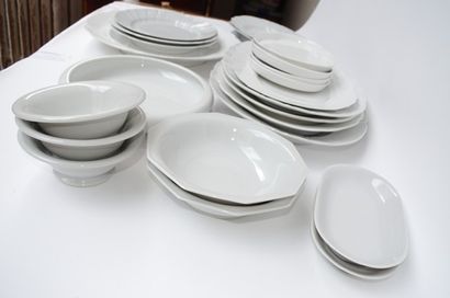 null 
Ensemble composé de 18 plats en porcelaine blanche, tailles et formes dive...