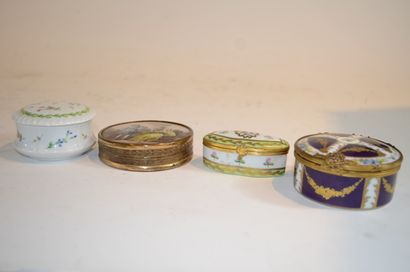 null Varia (4) boîtes diverses :

- une boîte ronde en porcelaine fond bleu roi et...