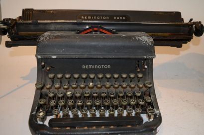 null REMINGTON: deux machines à écrire. Une modèle portable Fleewing, dans sa malette...