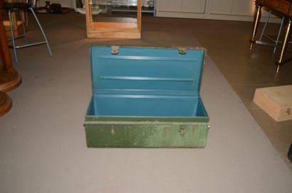 null Pack of three trunks/cantine/box, made of wood and metal.

Dimensions black...