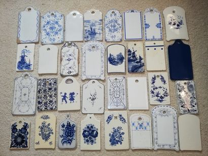  Lot of 32 blue and white earthenware spread...