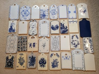 null 
Lot of 32 blue and white earthenware spread boards
