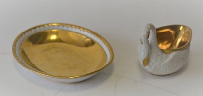 null SAMSON hard porcelain cup and saucer in swan shape, gold bottom, frieze of plamette...