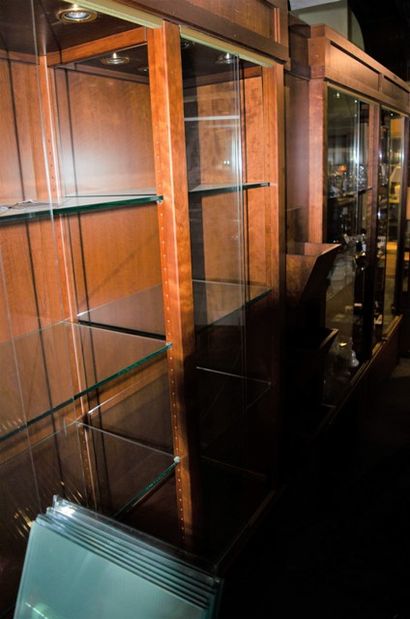 null Long modern mahogany display case with 8 sliding windows. (W: 397 cm D: 51 cm...