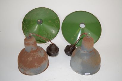 null Set of two industrial lamps and two green and white enamelled lampshades. Dimensions:...