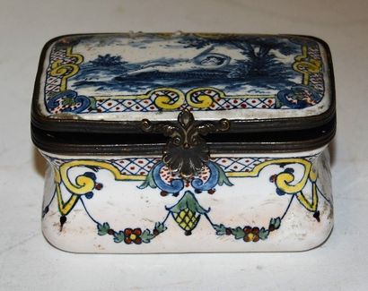 null ROUEN Pill box in stanniferous earthenware late 18th century. Decoration in...