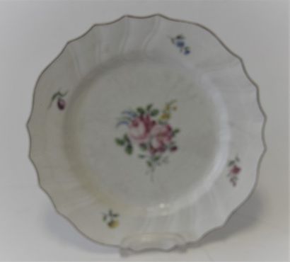 null TOURNAI 1st period 1750-1762 plate in soft porcelain, scalloped shape with torsos...