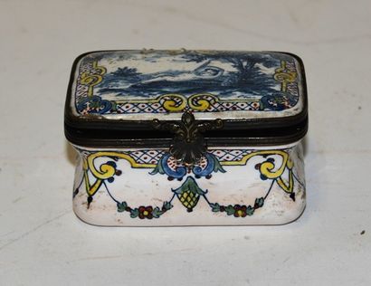 null ROUEN Pill box in stanniferous earthenware late 18th century. Decoration in...