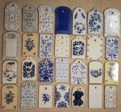 Set of 28 blue and white earthenware spread...