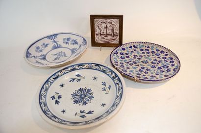 null 3 decorative dishes, 2 of which are made of Bruge earthenware and 1 18th century...
