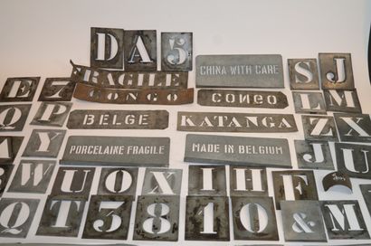 null Important lot de 69 pochoirs en métal de lettres, chiffres, "Congo", Belge",...