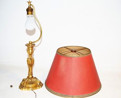 null Lampe de chevet pied en laiton, de style Louis XV. Hauteur: 50 cm