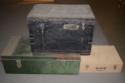null Pack of three trunks/cantine/box, made of wood and metal.

Dimensions black...
