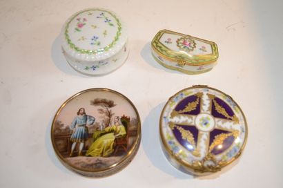 null Varia (4) miscellaneous boxes :

- a round porcelain box with a royal blue background...