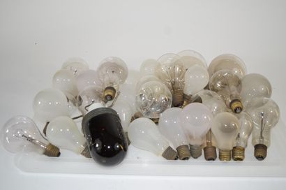 null Large set of 28 incandescent bulbs, screw base, in different sizes.