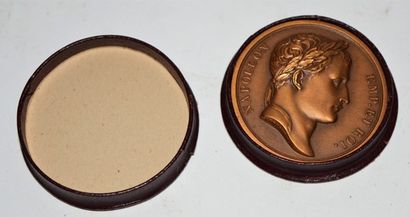 null Deux médailles en bronze:

-Médaille en bronze: Baptême du roi de Rome 1811,...