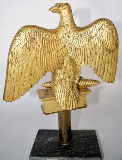 null Copie d'aigle de drapeau modèle 1804. Aigle en bronze doré, à tête tournée vers...