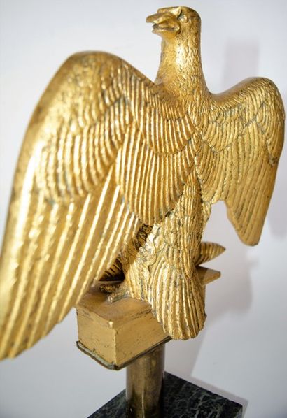 null Copie d'aigle de drapeau modèle 1804. Aigle en bronze doré, à tête tournée vers...