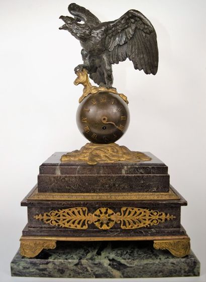 Pendule en bronze et marbre: aigle en bronze...