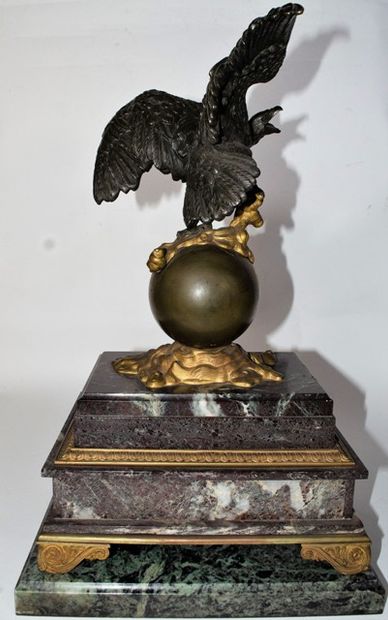 null Bronze and marble clock: green patinated bronze eagle with outstretched wings,...