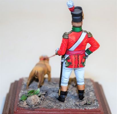 null Figurine d'art: an English NCO and his dog, on a wooden base; painting level...