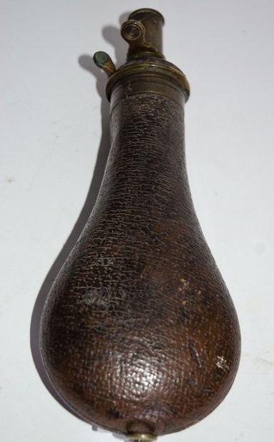 null Two 19th century powder pears:

-one in repoussé metal with hunting scenes....