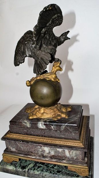 null Pendule en bronze et marbre: aigle en bronze patiné vert aux ailes déployées,...