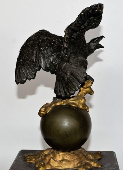 null Pendule en bronze et marbre: aigle en bronze patiné vert aux ailes déployées,...