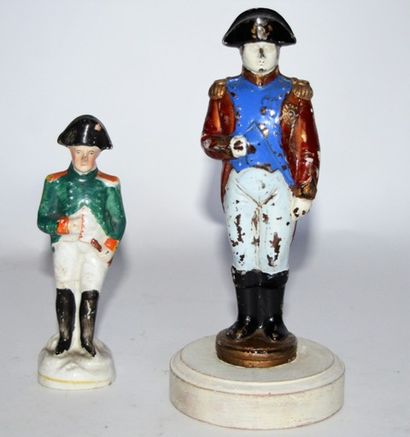 deux statuettes de Napoléon: 
-l'une en verre...