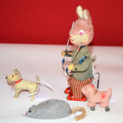 null Lot de 4 animaux: 

-un lapin jongleur mécanique en peluche et tissu, usures...