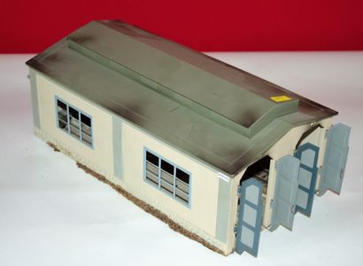 MARKLIN MÄRKLIN réf 412 two-track shed, cream, green/grey roof, has been fitted on...