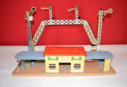null ACCESSORIES for "O" gauge 

DISTLER station in painted sheet metal, Lg 49cm,...