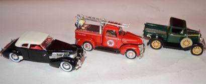 null Lot of 3 cars at 1/32

Signature Models: 1937 Cord 912 supercharged, black.

1931...