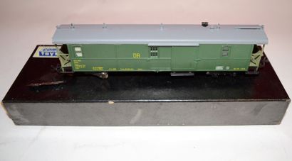 null ZEUKE, TT train set variance includes:

a locotender 050, black & 5 passenger...