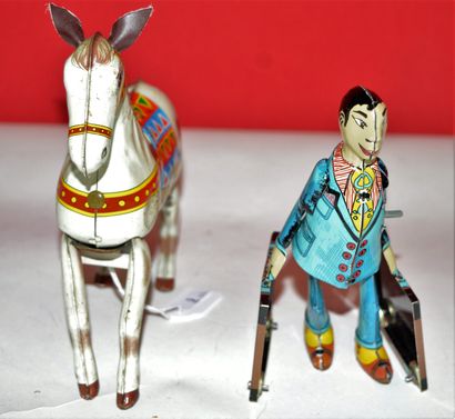 null Two mechanical toys in sheet metal: 

Paya: traveller with two suitcases. Reissue...