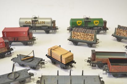 TRIX TRIX (13) wagons marchandises, années 50, deux axes,en tôle, état valable, dont...