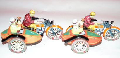 null PAYA: 2 sidecar motorcycles in lithographed sheet metal. Length: 18 cm