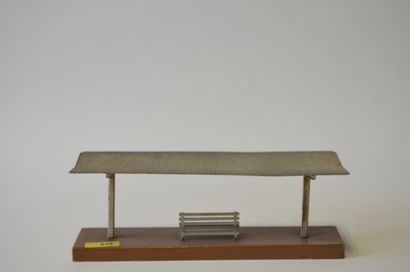 MARKLIN MÄRKLIN 422/1 (1935), station platform, brown base, double bench, 20x4.5x7cm,...