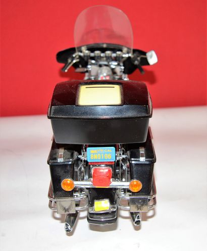 null Made in Taiwan, 1/16th scale motorcycle, touring bike, Over 735, 95% metal construction,...