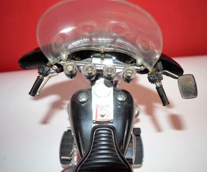 null Made in Taiwan, 1/16th scale motorcycle, touring bike, Over 735, 95% metal construction,...