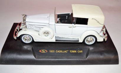 null Signature Models: 2 voitures au 1/32ème, neuves en boite:

-Lincoln Zephyr 1939,...