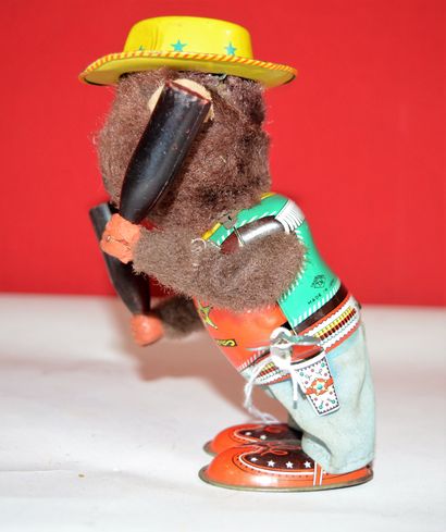 null TN Japan: Mechanical juggling bear in cowboy outfit. Height: 16 cm.