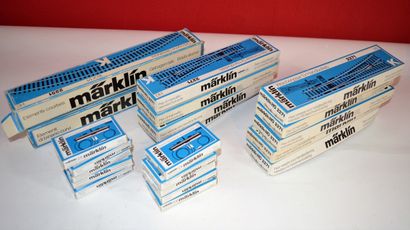 MARKLIN 
MÄRKLIN voies "K" comprend 




- réf 2271 (12) aiguillages 




- 7549...