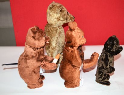 null Ensemble de 4 ours en peluche:

-deux Schuco, l'un avec un biberon (en action...